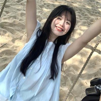 娱记蹲守机场，某女星被拍到疑似怀孕小腹隆起